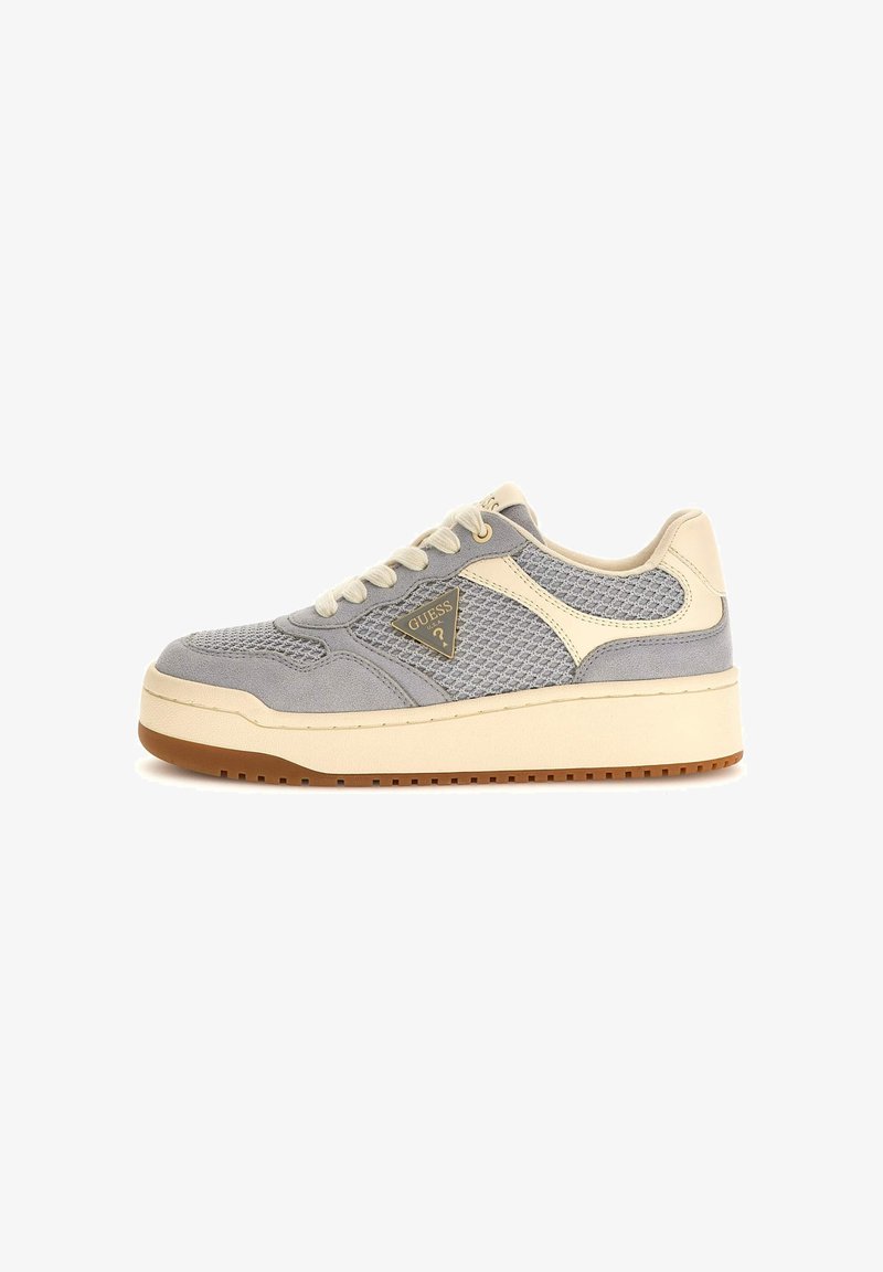 Baskets basses avec tige en mesh gris et daim, accents en cuir crème, lacets beige, semelle épaisse crème et logo triangulaire Guess sur le côté.