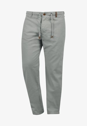 Lys grå bomullsbukser med justerbar strikk i livet, knappelukking og rett ben-design; har subtil tekstur.