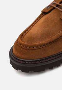 BOSS JULYO - Hétköznapi fűzős cipő - open brown