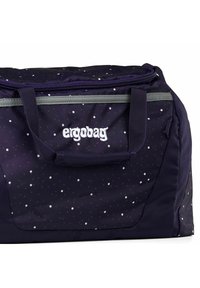 Donkerpaarse tas met een gestructureerd oppervlak, voorzien van witte en grijze stippen, een grijze rits en korte handvatten. Geborduurd "ergobag" logo aan de voorkant.