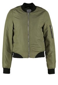 Oliwkowa bomberka z zamkiem z przodu, ściągaczami przy mankietach i w pasie. Posiada kieszenie po bokach oraz kieszeń na rękawie zapinaną na zamek. Gładka tekstura.