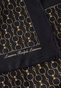 Hodvábna šatka s čiernym pozadím a vzorom zlatých reťazových článkov. Nápis "Lauren Ralph Lauren" je bielym písmom.