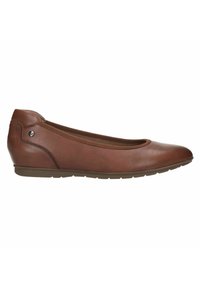 Bruine leren ballerina met ronde neus, lage wiggenhak en een gladde textuur. Bevat subtiele stiksels en een zijaccent.