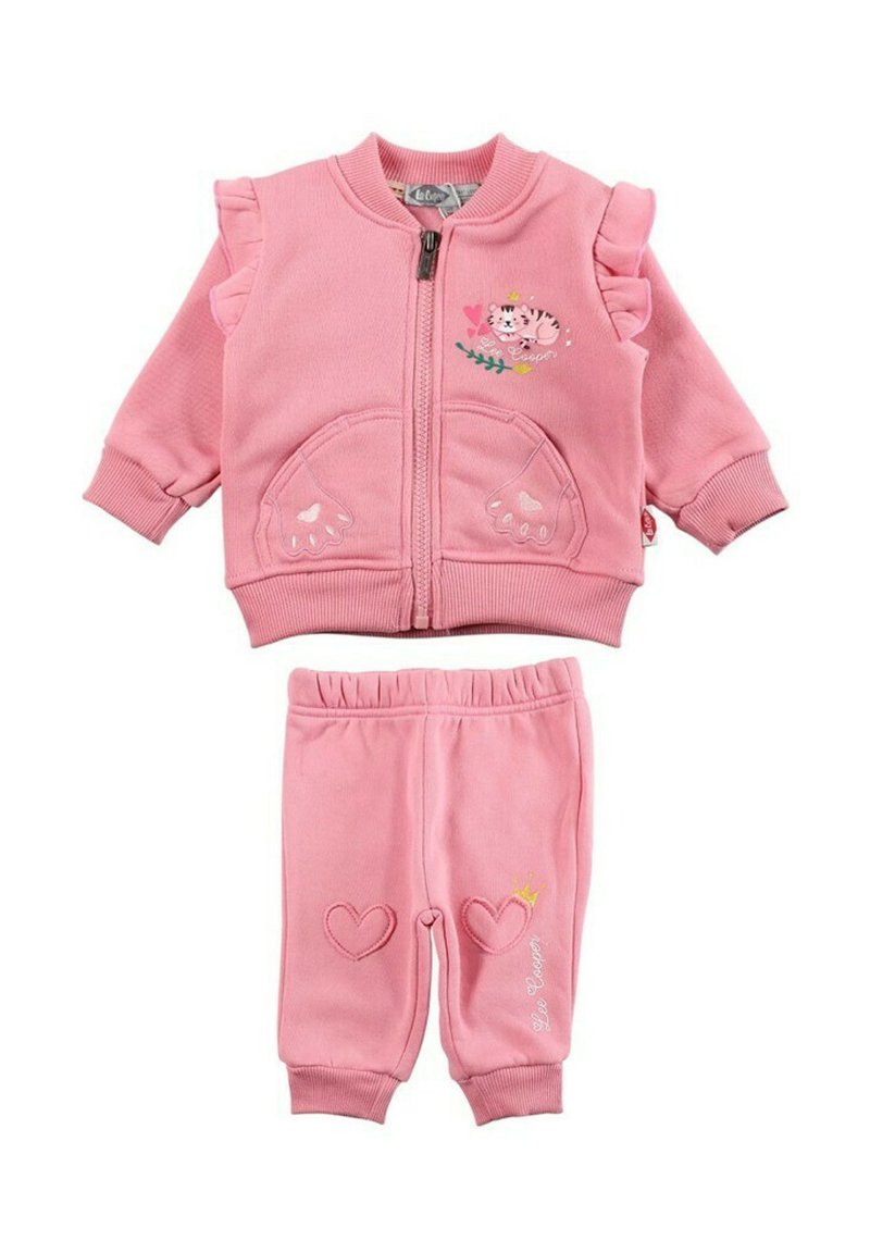 Survêtement en polaire rose comprenant une veste à fermeture éclair avec des manches à volants et des poches en forme d'empreintes de pattes, associé à un pantalon à taille élastique avec des accents en forme de cœur.