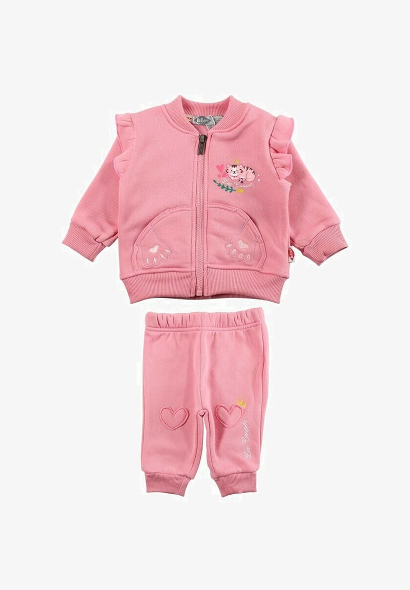 Survêtement en polaire rose comprenant une veste à fermeture éclair avec des manches à volants et des poches en forme d'empreintes de pattes, associé à un pantalon à taille élastique avec des accents en forme de cœur.