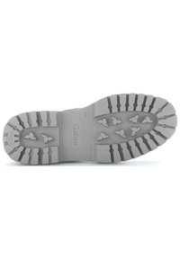 Szara gumowa podeszwa buta z ruggedowym wzorem bieżnika. Zawiera wypukłe trójkątne i liniowe detale dla lepszej przyczepności. Oznakowana marką "Gabor."