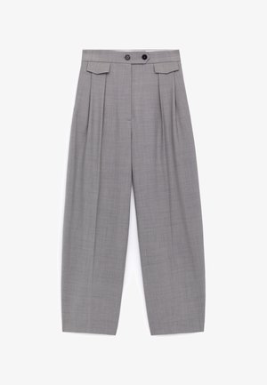 Grå bukser med høj talje og løs pasform, med folder, to sorte knapper på taljebåndet og klapsdetaljer nær hofterne.