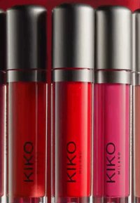 KIKO Milano flytande läppstift i höga, klara rör med svarta lock; nyanser inkluderar röd, rosa och nude; svart logotyp synlig på rören.