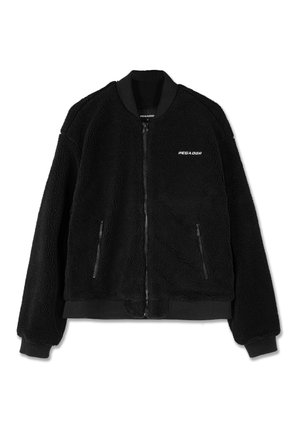 Černá fleecová bomber bunda se zipovými kapsami, žebrovanými manžetami a límcem. Obsahuje logo na prsou a texturovanou tkaninu pro teplo.