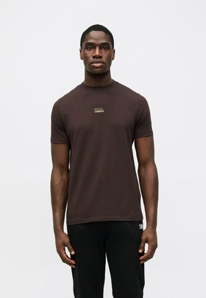 Dunkelbraunes Baumwoll-T-Shirt mit kurzen Ärmeln, runder Ausschnitt und kleinem besticktem Logo auf der Brust. Glatte Textur, taillierte Passform.