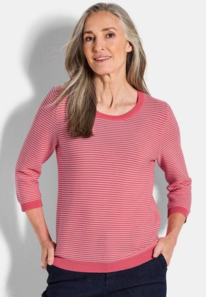 Rosa-weißer gestreifter Pullover mit rundem Halsausschnitt und Dreiviertelärmeln, der eine gerippte Struktur und einen taillierten Saum aufweist.