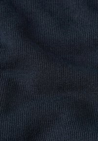 Tessuto blu scuro con una fine trama a righe. La vista ravvicinata mostra linee di cucitura regolari e una superficie morbida e liscia.