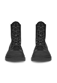 Sorte ankelboots med en glatt lærfinish, featuring frontlisser, en polstret krage og en tykk gummisåle.