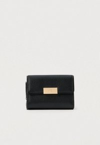 Μαύρο δερμάτινο πορτοφόλι με υφή, με ορθογώνια χρυσή κλίπτρα που εμφανίζει χαραγμένο λογότυπο, σε απλή ανοιχτόχρωμη φόντο.