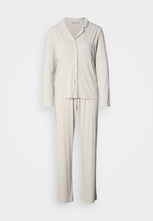 Set de pijama pentru bărbați în două piese, de culoare bej deschis. Include un top cu nasturi și buzunar, precum și pantaloni lungi, moi, cu croială dreaptă, confecționați din material nervurat.