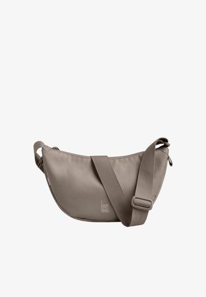Bolso bandolera de color marrón claro en forma de media luna con correa ancha ajustable y pequeño logo "GOT BAG" en el frontal.