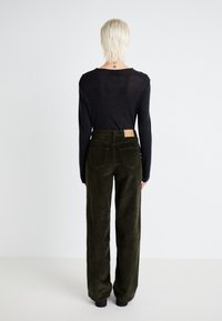 Vero Moda VMTESSA WIDE - Hlače - forest night