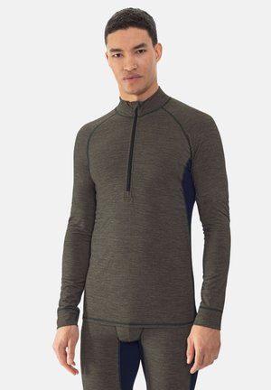 Langärmliges Sportoberteil mit einem Viertel-Reißverschluss-Kragen, olivgrüner und marineblauer Farbblockierung sowie einem schlanken Schnitt aus strukturiertem Material.