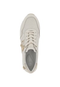 Helle beiges Sneaker aus perforiertem Leder mit flachen Schnürsenkeln, goldfarbener Hardware, runder Zehenpartie und gepolstertem Innenleben.