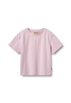Lyserød kortærmet bomulds-T-shirt med rund halsudskæring og lille beige label inde i kraven, lagt fladt på hvid baggrund.