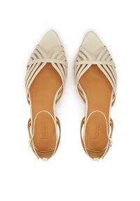 Sandali in pelle beige con punta appuntita, cinturini incrociati e soletta marrone imbottita. Cinturino regolabile alla caviglia con hardware discreto.