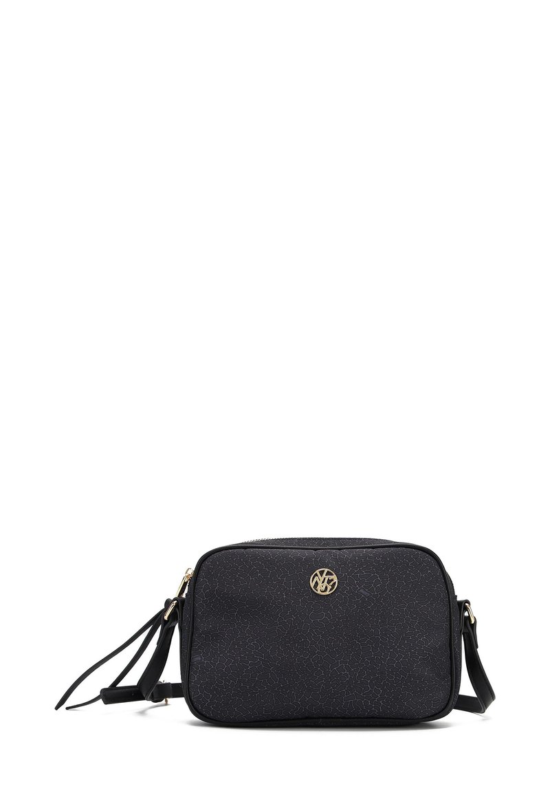Borsa a tracolla nera con texture, dalla forma rettangolare, con accento del logo dorato, chiusura con zip e tracolla regolabile. Presenta una superficie con motivo.