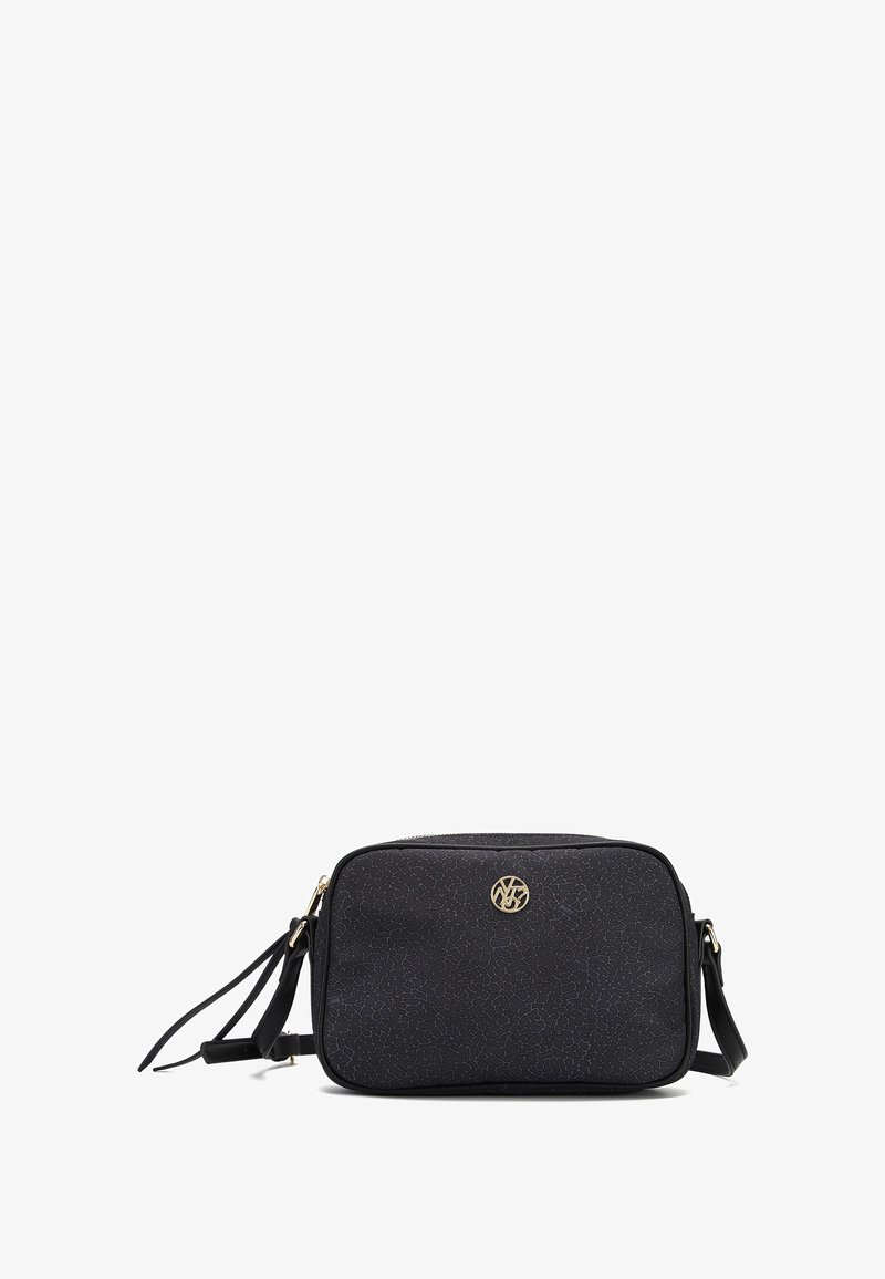 Borsa a tracolla nera con texture, dalla forma rettangolare, con accento del logo dorato, chiusura con zip e tracolla regolabile. Presenta una superficie con motivo.