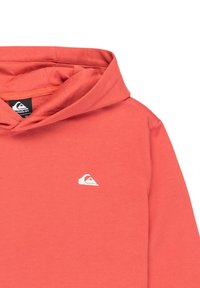 Koralowa bluza z kapturem wykonana z bawełnianej mieszanki, z regulowanym kapturem. Charakteryzuje się białym logo na lewym piersi. Gładka tekstura, casualowy design.