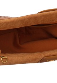 Interno di una borsa in suede marrone con una texture morbida, dotato di un anello in metallo dorato e di una fodera in tessuto liscio. Nessun scomparto visibile.