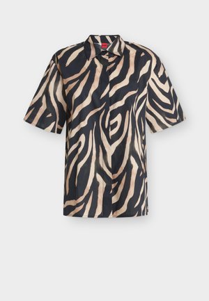 Πουκάμισο με κοντά μανίκια και κουμπιά, με μαύρες και μπεζ αφηρημένες ζέβρα ρίγες, κλασικό γιακά και κρυφά κουμπιά μπροστά.