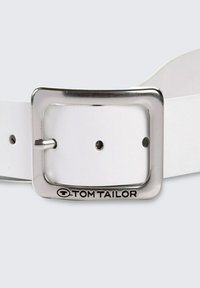 Weißer Ledergürtel mit einer quadratischen silbernen Metallschnalle, auf der "TOM TAILOR" eingraviert ist, und einigen Einstelllöchern entlang des Riemens.