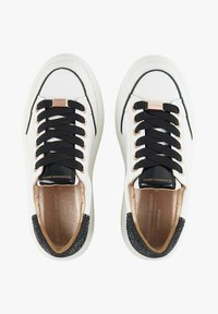 Weiße Sneaker mit schwarzen Schnürsenkeln, einem strukturierten Akzent an der Spitze, einer roségoldenen Logo-Plakette und einem glatten Lederobermaterial.