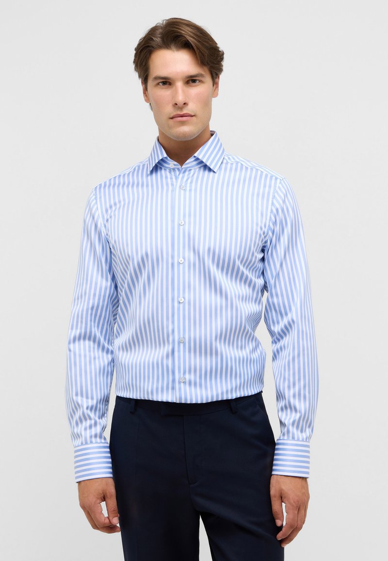 Lichtblauwe gestreepte blouse met witte verticale strepen, met een button-down kraag en lange mouwen met contrasterende gestreepte manchetten.