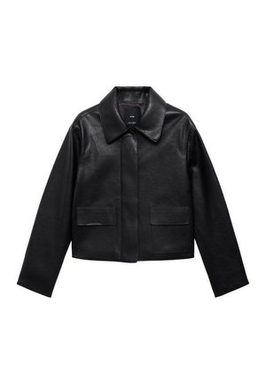 Giubbotto in pelle nera corto con colletto, chiusura frontale con bottoni e due grandi tasche a patta. Texture liscia e forma strutturata.