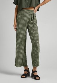 Groene, patroonachtige broek met een losse pasvorm, voorzien van een strik in de taille, een vloeiende silhouet en een iets verkorte lengte.