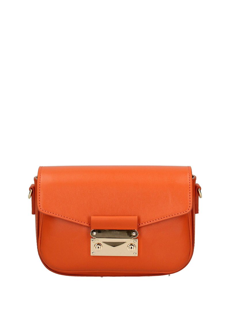 Borsa crossbody in pelle arancione con chiusura a pattina, dotata di un accento in metallo dorato e dettagli di cucitura sottili. Design compatto e strutturato.