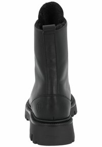 Stivale alla caviglia in pelle nera con superficie testurizzata, punta rotonda e suola robusta. Presenta un piccolo emblema sul tallone e una fodera morbida.