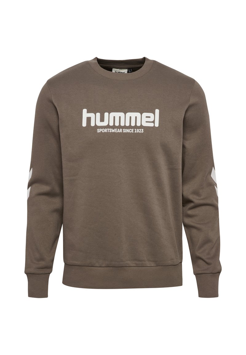 Bruine sweatshirt met een ronde hals, met een wit "hummel" logo en tekst. Witte accenten op de mouwen, gemaakt van zachte, gestructureerde stof.