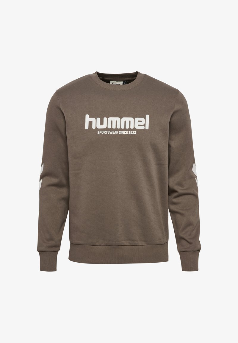 Bruine sweatshirt met een ronde hals, met een wit "hummel" logo en tekst. Witte accenten op de mouwen, gemaakt van zachte, gestructureerde stof.