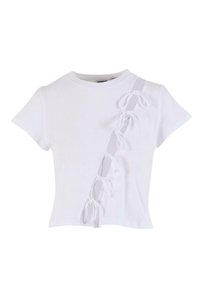 Hvid bomulds T-shirt med korte ærmer og slidser i siden, dekoreret med hvide snore. Rund halsudskæring og tætsiddende design.