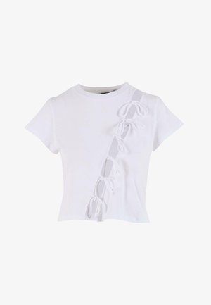 Hvid bomulds T-shirt med korte ærmer og slidser i siden, dekoreret med hvide snore. Rund halsudskæring og tætsiddende design.