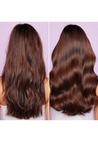 Braune Haare mit unterschiedlichen Texturen: Die linke Seite zeigt lockere Wellen, während die rechte Seite definierte, glatte und glänzende Wellen aufweist.