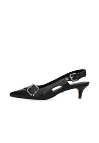 Zapato de piel negra con talón descubierto, punta puntiaguda, hebilla metálica y diseño recortado, elevado por un tacón bajo y afilado.