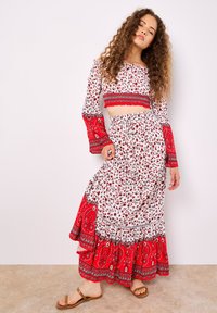 Apricot SARASA FLORAL CROPPED MILKMAID - Blus - white red