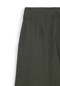 Pantaloni verde scuro con una texture liscia, dotati di una vita piatta e pieghe per una vestibilità su misura. Design e colore semplici e minimalisti.