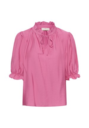 Blouse rose à manches courtes avec un col volanté, des poignets froncés et une coupe ample. Texture lisse avec un léger éclat. Détail de lien au cou.
