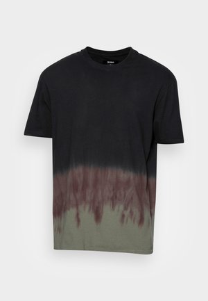 Schwarzes T-Shirt mit kurzen Ärmeln, braun-grünem Batikmuster am unteren Rand, Rundhalsausschnitt und geradem Saum.