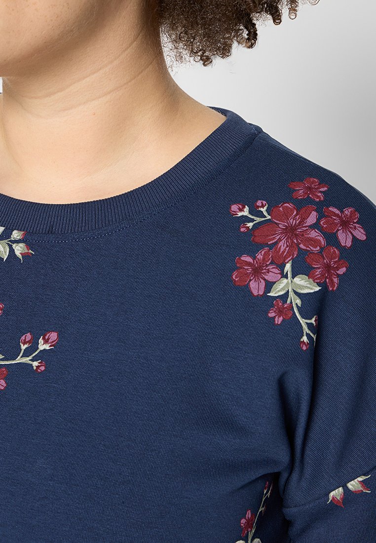Navyblauwe sweatshirt met bloemenborduursel in bordeauxrood en groen op de schouder. Ribbelkraag en zachte textuur.