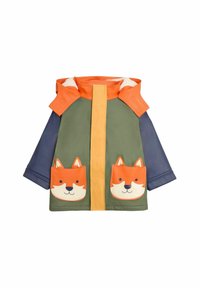 Barnens regnjacka med en grön kropp, orange detaljer och fickor i form av en rävansikte. Gjord av vattentåligt material med en fluffig foder.
