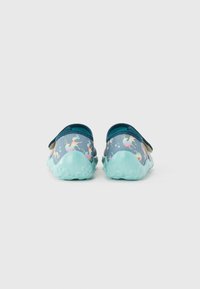 Sapatos aquáticos infantis com uma sola de borracha verde-azulada e parte superior azul apresentada um padrão de unicórnios. Fivela ajustável para facilitar o uso.